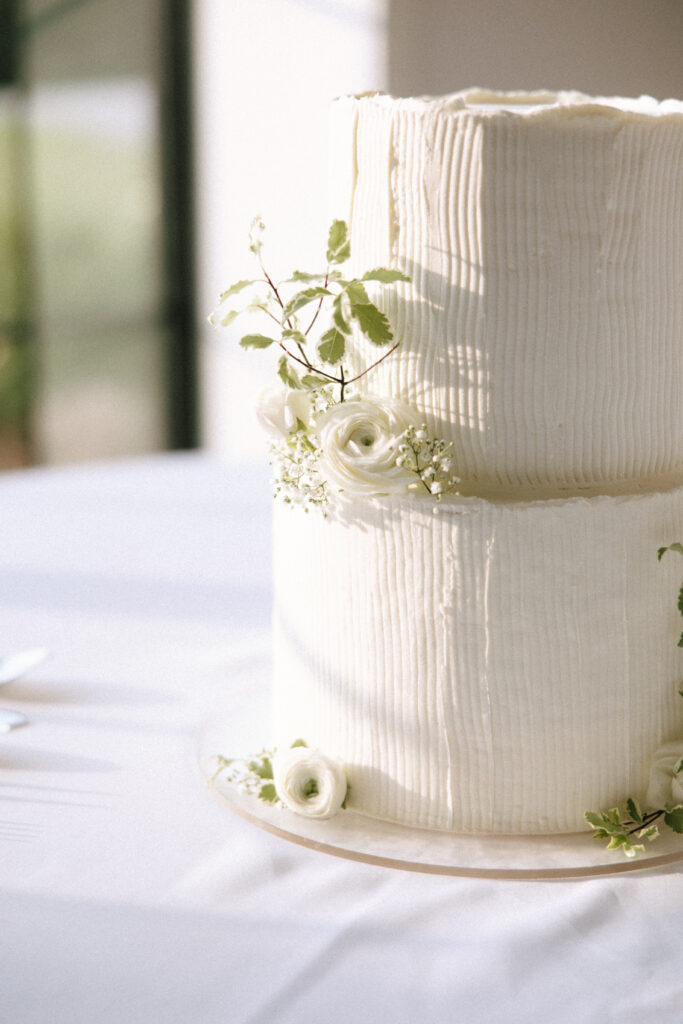 Minimalist white wedding cake Seattle, wedding cake photography Pacific Northwest, clean minimalist wedding details Seattle